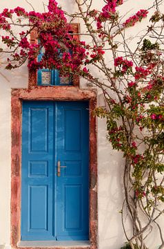Blauwe deur met bougainvillea | reisfotografie print | Oia Santorini Griekenland van Kimberley Jekel