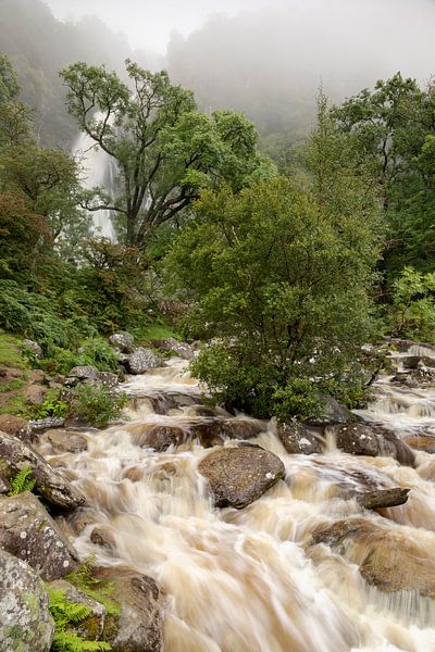 Het water in dit verticale landschap stroomt naar beneden en erboven hangt een bui van Karin Broekhuijsen
