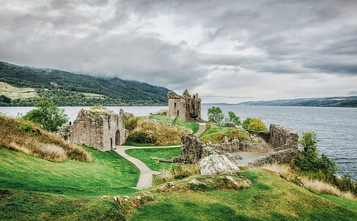 Urquhart kasteelruïnes aan het meer van Loch Ness in de Schotse Hooglanden.  Schotland deluxe!