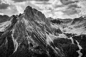 Bergkam in de Dolomieten gezien vanaf de Col dei Rossi van Rob Boon