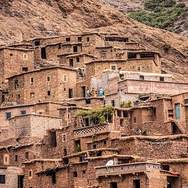 Uit leem opgetrokken kameleon dorp in het midden atlas gebergte in Marokko sur Wout Kok