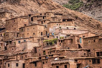 Uit leem opgetrokken kameleon dorp in het midden atlas gebergte in Marokko