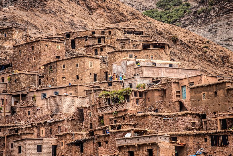 Village de caméléons construit en argile dans les montagnes du Moyen Atlas au Maroc par Wout Kok