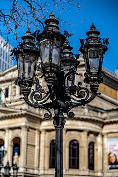 Devant le vieil opéra sur Thomas Riess