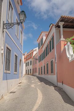 Straat in Cascais, Portugal art print - pastel kleuren in de zomer straatfotografie van Christa Stroo fotografie