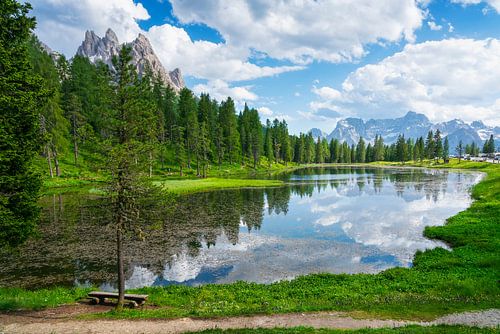 Lac d'Antorno et montagne Sorapiss. L'Italie