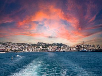 Uitzicht over de stad Napels bij de haven in Italië van Animaflora PicsStock