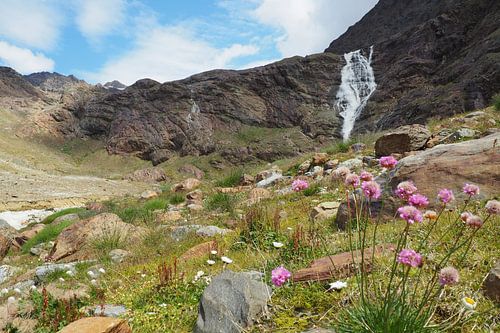 Watervallen in de bergen - spectaculaire natuurfotografie vol energie en kracht. Koop nu een muurschildering of canvas en ervaar bergwater.