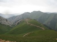 Weg over bergkam in Kirgizië