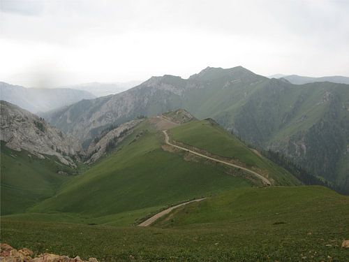 Weg over bergkam in Kirgizië