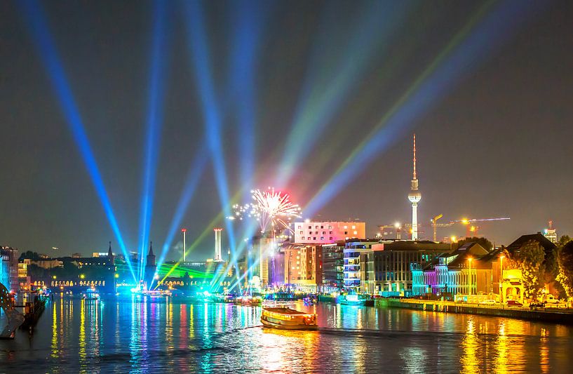 Schepen op de Spree verlichten de Berlijnse nachtelijke hemel tijdens een evenement van Frank Herrmann