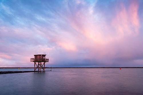 Suche nach Steinen bei Niedrigwasser von Ingrid van Wageningen