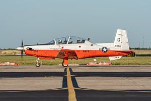 Eine Beechcraft T-6 Texan II rollte auf dem Weg zur Startbahn für einen Übungsflug vorbei.