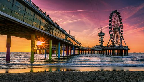 Zonnestralen onder de pier
