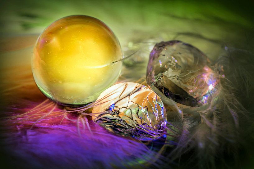 Gelbolletjes met veertjes von Marian van der Kallen Fotografie
