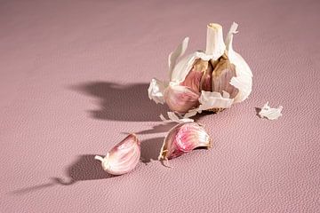 Stilleven met paarse knoflook I Food Fotografie van Lizzy Komen