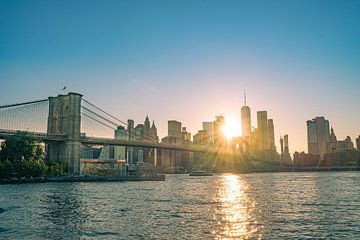 Dramatische zonsondergang boven de skyline van New York City van Patrick Groß