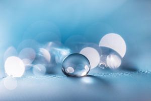 Macro apaisante d'une goutte d'eau dans une teinte bleue sur Bert Nijholt