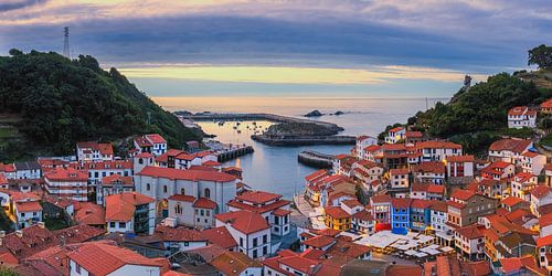 Panorama et coucher de soleil à Cudillero, Asturies, Espagne