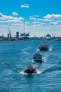 Ships leaving the port of Rostock van Rico Ködder