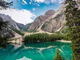 The turquoise-coloured Lago di Braies is nestled quietly between the steep rock faces of the Dolomites. Mirror-smooth water by Miriam Schwarzfischer Fotografie