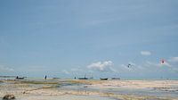 Strand en blauwe lucht.