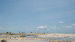 Strand en blauwe lucht. van Willeke van Vulpen