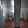 Vergane Intimiteit: Twee Verschillende Toiletten in een Verlaten Klooster van Het Onbekende