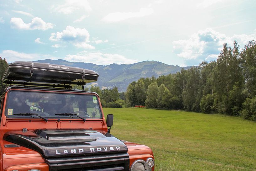 Land Rover in mountain landscape by Emmy van der Zwan