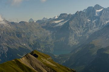 Zicht op de Oeschinensee, Bluemlisalp, Eiger, Monch en Jungfrau