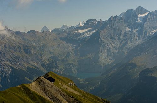 Vue sur le lac Oeschinensee, le Bluemlisalp, l'Eiger, le Monch et la Jungfrau.