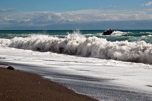 Des vagues magiques à Giardini Naxos sur la côte est de la Sicile