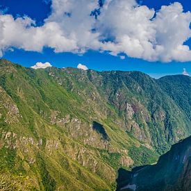 Machu Picchu en omgeving, Peru. Panoramafoto van Rietje Bulthuis
