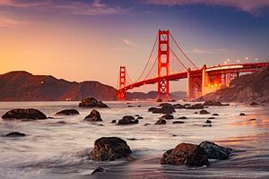 De Golden Gate Bridge bij zonsondergang van Remco Piet