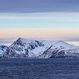 Bergen en rotsen in de winter bij Øksfjord in Noorwegen van Rico Ködder