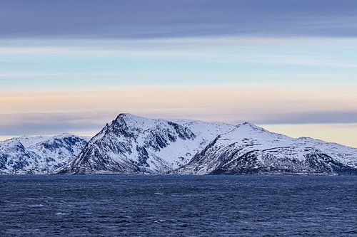 Berge und Felsen im Winter nahe Øksfjord in Norwegen