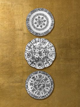 Verzameling borden op gouden achtergrond, Rijksmuseum van Mijke Konijn