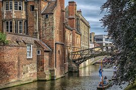Queens College und Mathematische Brücke in Cambridge, England von Patricia Hofmeester