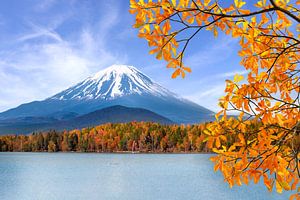 Shoji-See mit majestätischem Fuji im Herbst