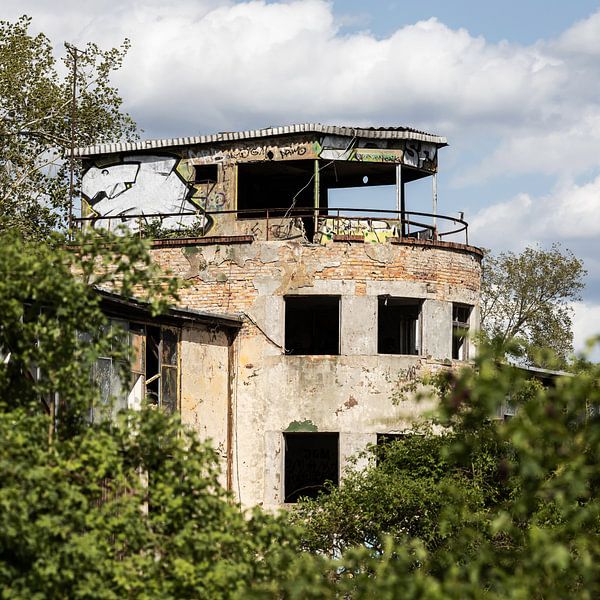 Flugkontrolltower auf der alten Einfliegerhalle - Lost Place Alter Flugplatz Rangsdorf von Frank Herrmann