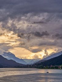 Ciel dramatique après le coucher du soleil au lac Weissensee