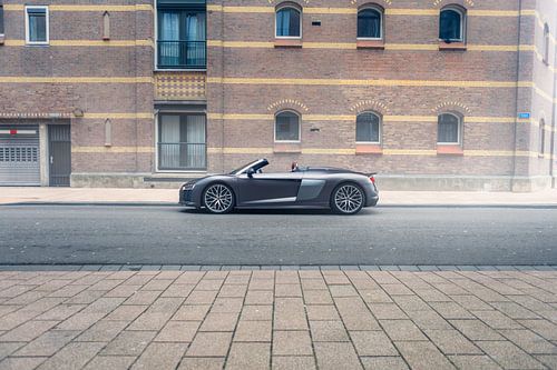 Audi R8 V10 in een Stijlvolle Parkeergarage met Zacht Licht