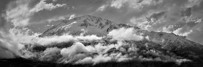 Montagnes dans les nuages bas par Keith Wilson Photography