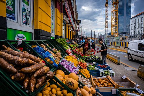 Kleurrijke fruitkraam in Brussel
