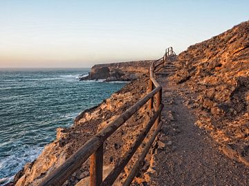 Wandelpad langs de zee, Fuerteventura van Katrin May