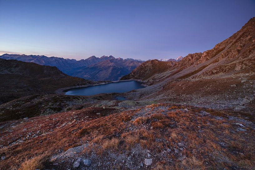 Landschap met het Il-meer in Wallis bij zonsondergang van Martin Steiner