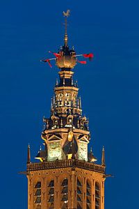 Nachtaufnahme der Spitze der St. Stevenskerk in Nijmegen
