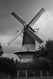 Molen De Hoop in Veen malend van Rob Pols