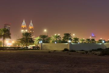 Blick auf die Stadt von Dubai bei Nacht von MPfoto71