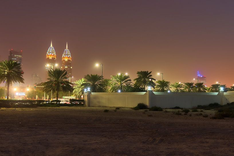 Vue de la ville de Dubaï de nuit par MPfoto71